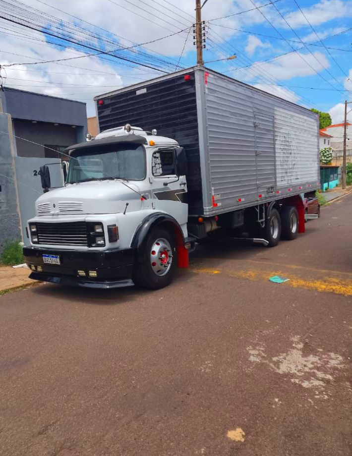 Caminhão de frete pronto para mudança intermunicipal