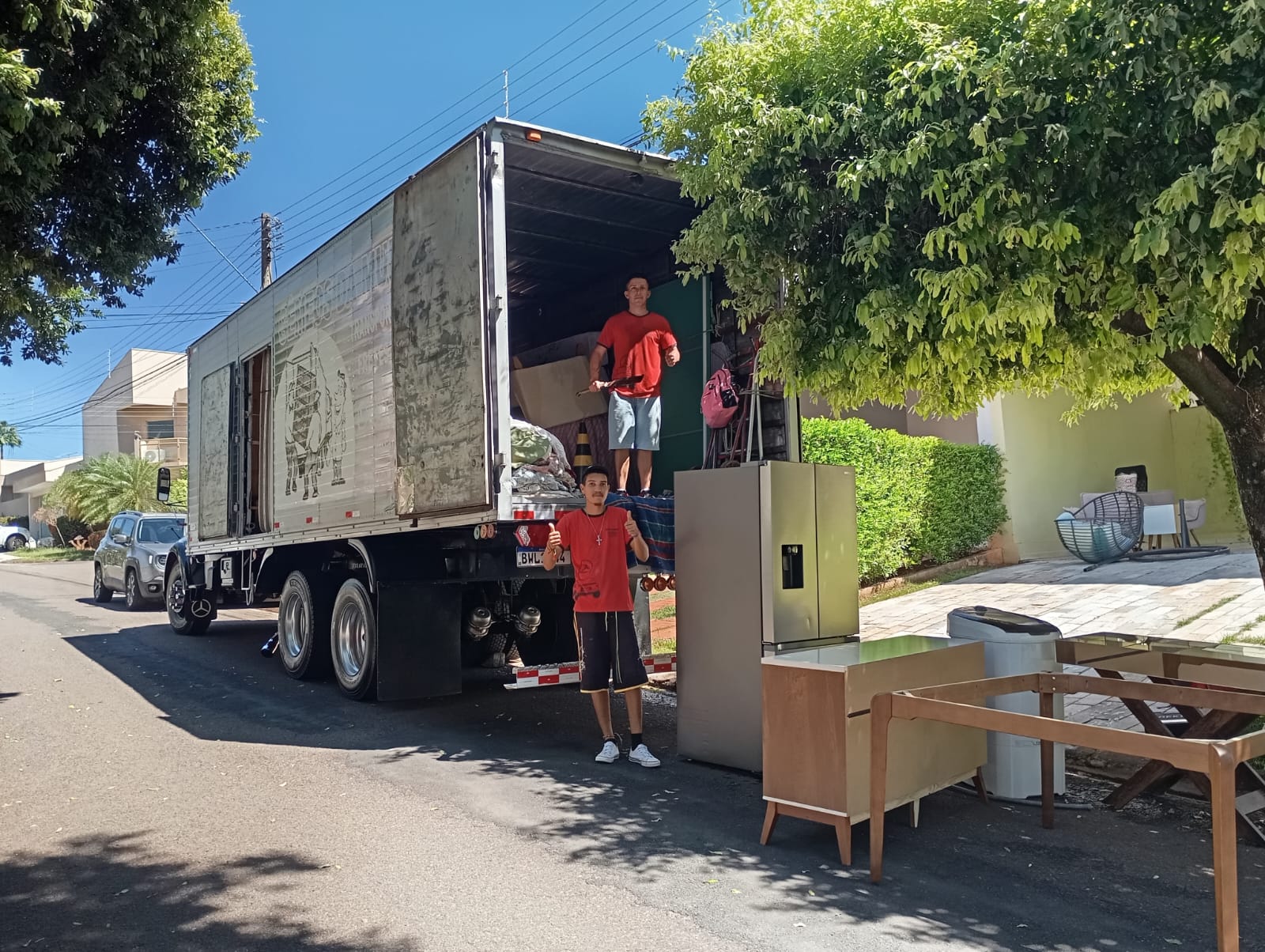 Carregamento de eletrodomésticos no caminhão de mudança